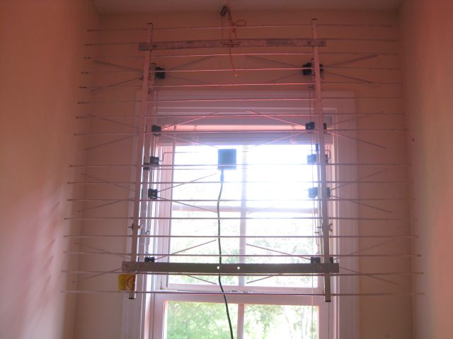 the width reduced antenna suspended from the ceiling