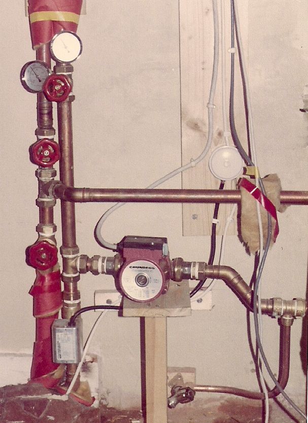 the pump and below left one of the motorized zone valves