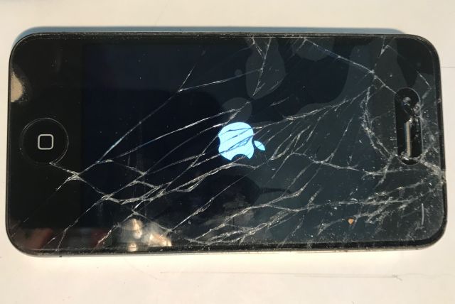 cracked iPhone 4 screen replacement